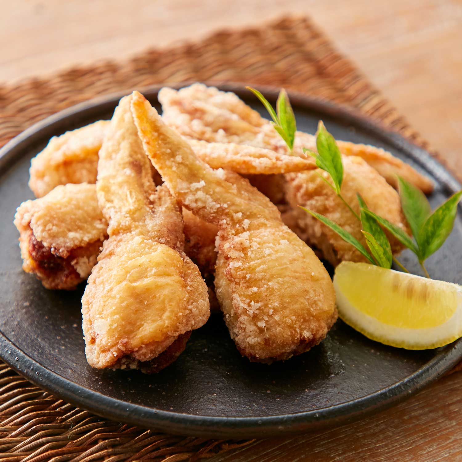 オススメは揚げ手羽餃子！おかずに、おつまみに大活躍です。